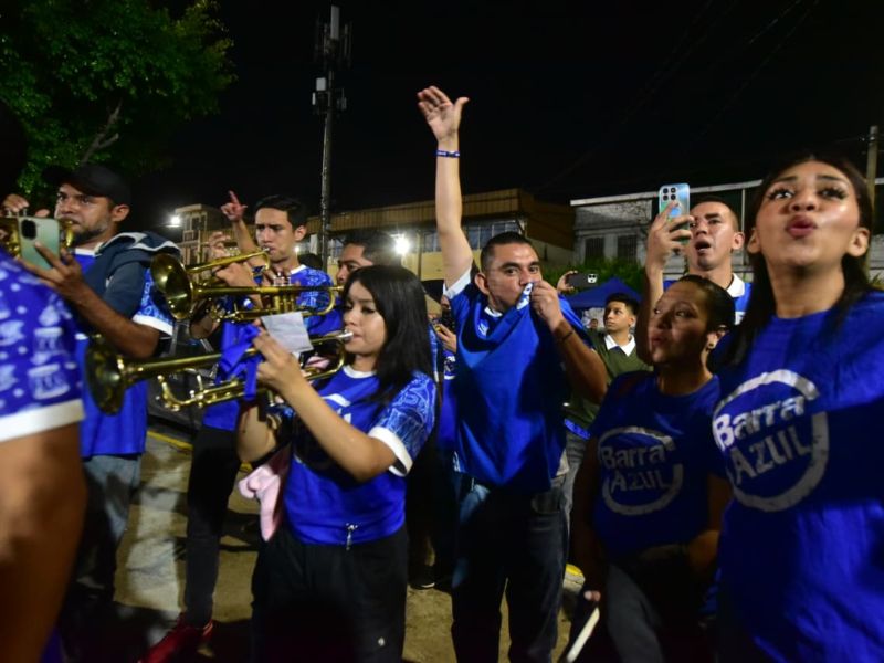 Seguidores de FAS, Águila y Firpo se unieron como parte de la Barra Azul para respaldar a El Salvador.