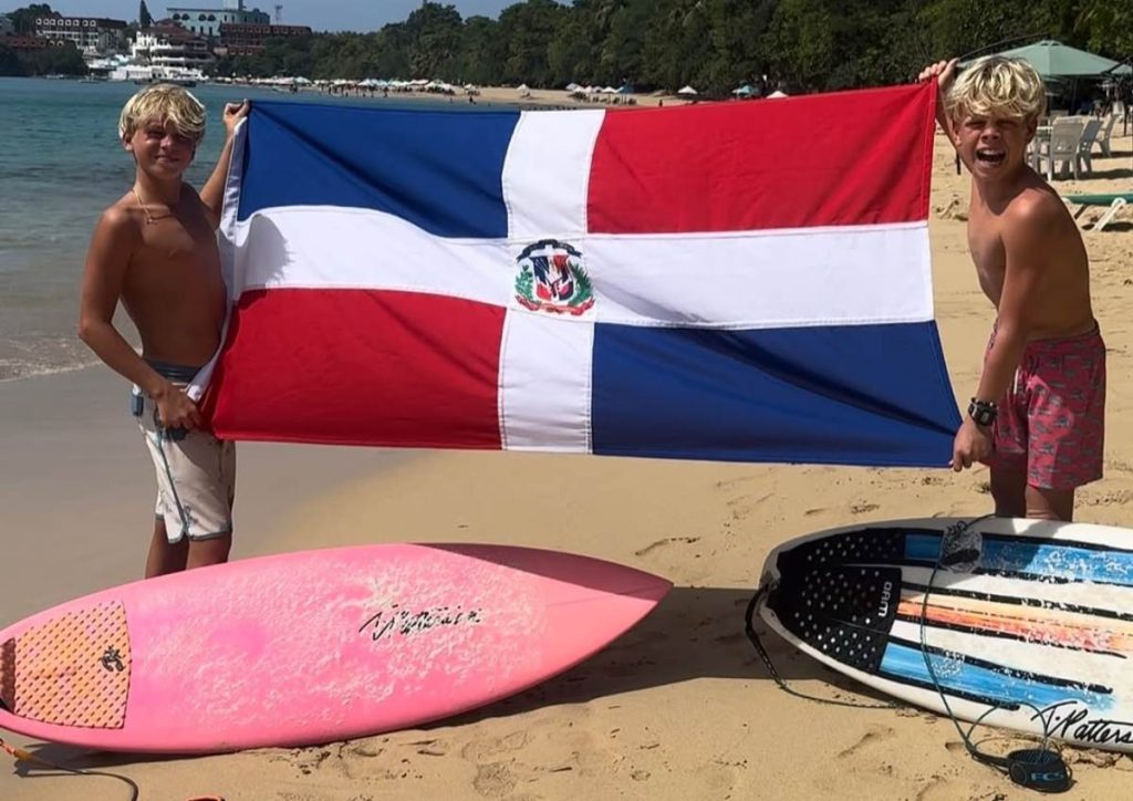 Entre olas, bromas y sesiones de práctica, Bo y Blu viven una experiencia diferente en la costa salvadoreña previo al campeonato juvenil.