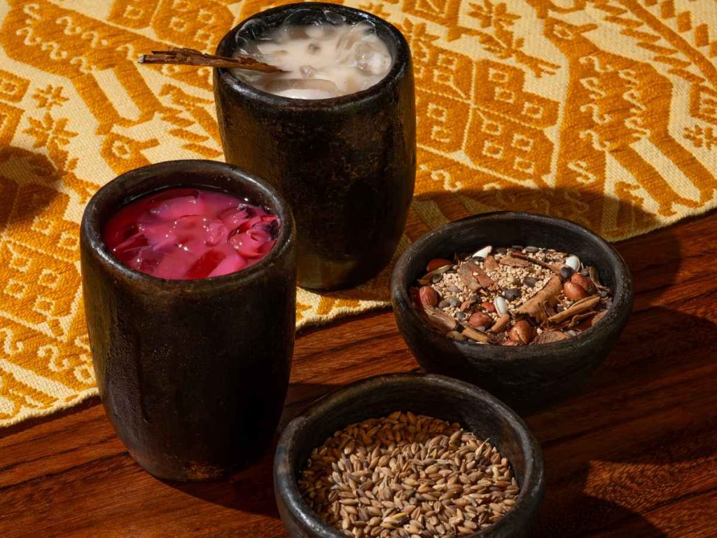 Refrescos de cebada y horchata se presentan junto a algunos de sus ingredientes tradicionales, en una propuesta que celebra sabores salvadoreños.