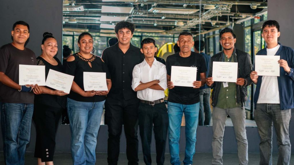 El espacio cuenta con una estantería con libros relacionados con Bitcoin y está abierto a la comunidad. Foto/ Cortesía