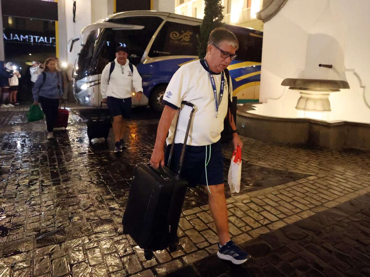 Hernán Darío Gómez, técnico de El Salvador, llega a Guatemala previo al duelo de Liga de Naciones del 28 de septiembre.