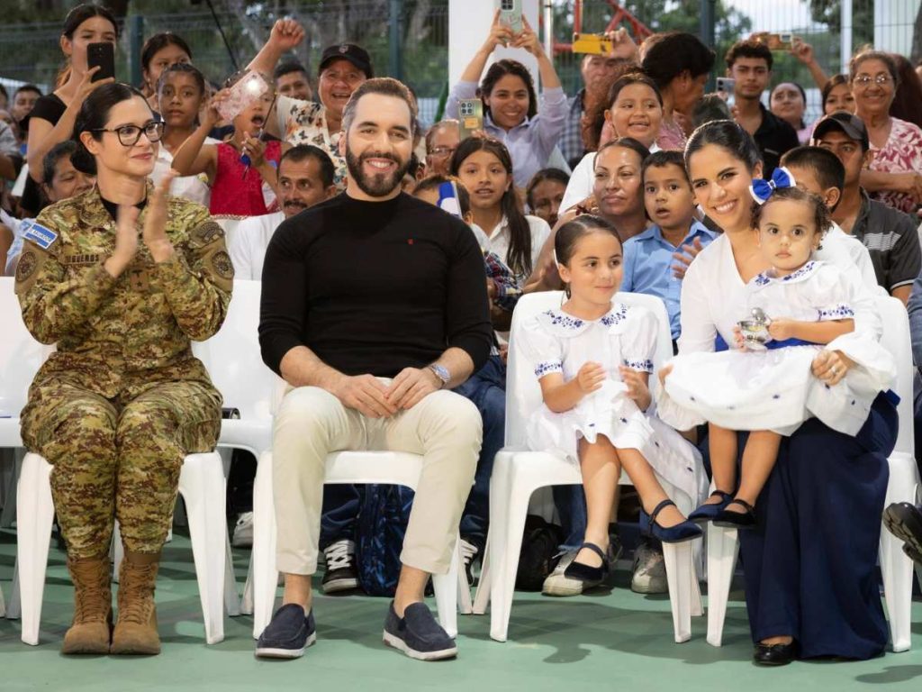 La ministra de Educación, Karla Trigueros, acompañó al presidente Nayib Bukele, la primera dama Gabriela de Bukele y sus hijas durante la inauguración en Los Toles.