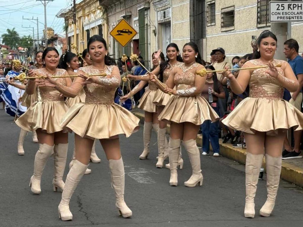 Las cachiporristas. Elegancia, coordinación y vestuarios cuidados volvieron a convertirlas en uno de los grupos que más miradas atraen durante los recorridos.