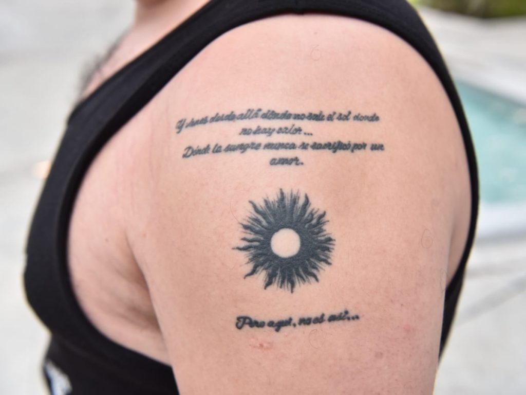 Carlos mostró uno de los tatuajes inspirados en Caifanes antes del concierto.