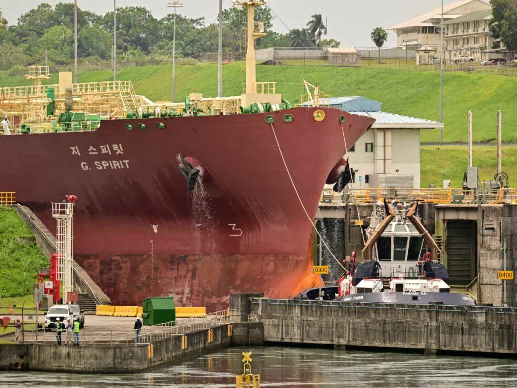 El buque G. SPIRIT pagó 5.3 millones de dólares por un paso prioritario en el Canal de Panamá antes de las nuevas restricciones. AFP/Martin Bernett
