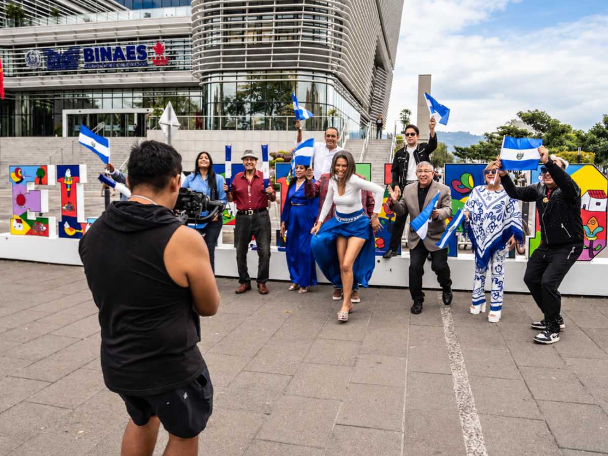 cancion-patria-desfile-que chivo esta el salvador (1)