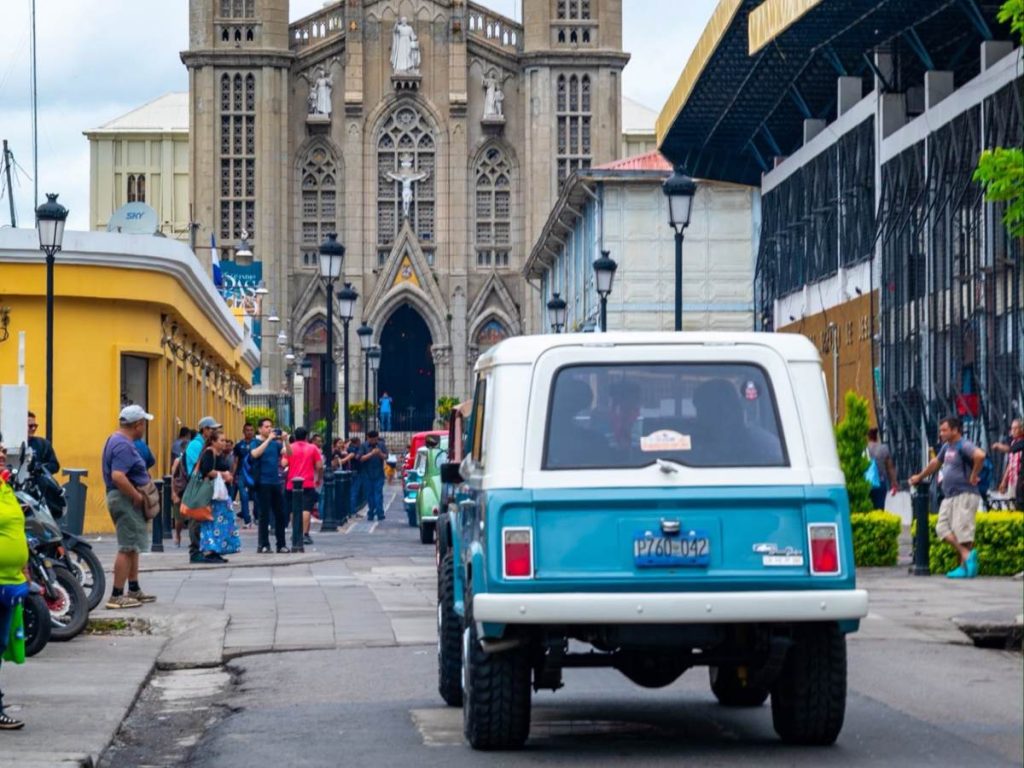 Automóviles clásicos y modernos recorrieron este domingo diferentes calles de San Salvador antes de concentrarse en la Plaza Simón Bolívar, donde se desarrolló una exposición abierta a los asistentes.