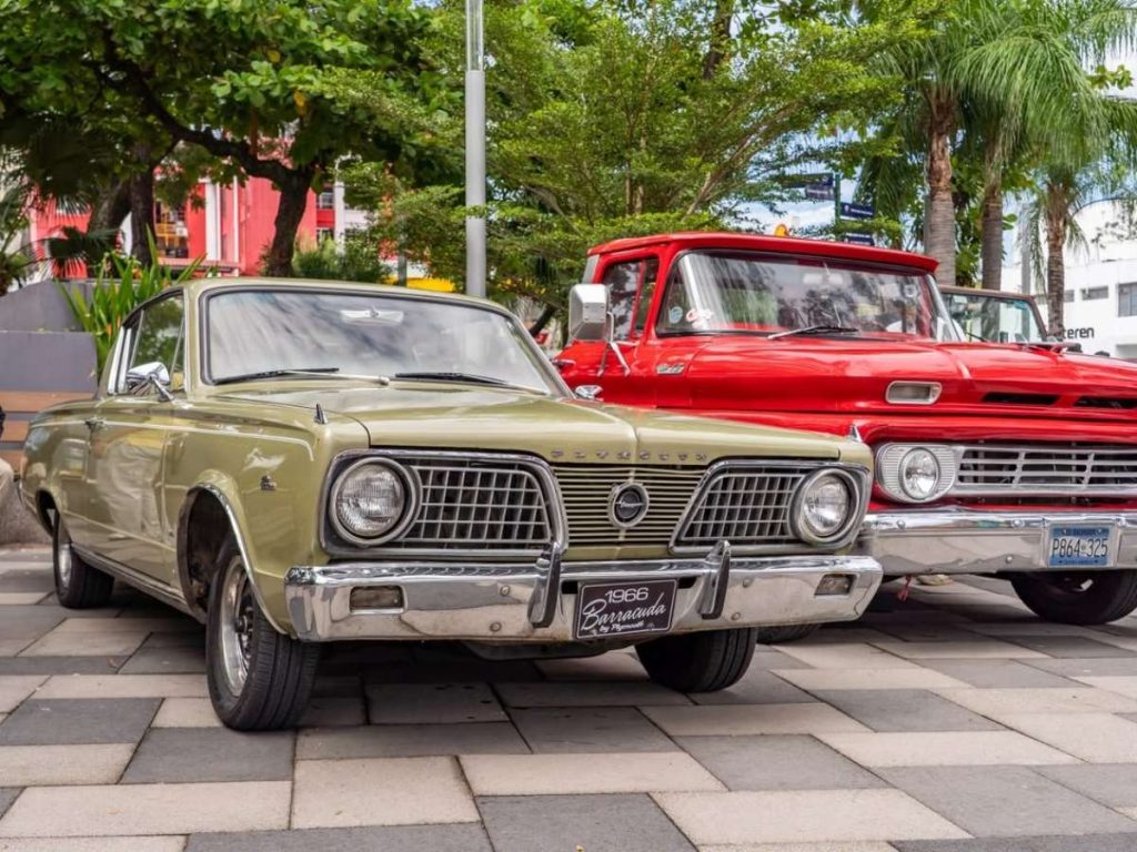 Tras concluir el recorrido, salvadoreños y extranjeros pudieron observar los automóviles y tomarse fotografías.