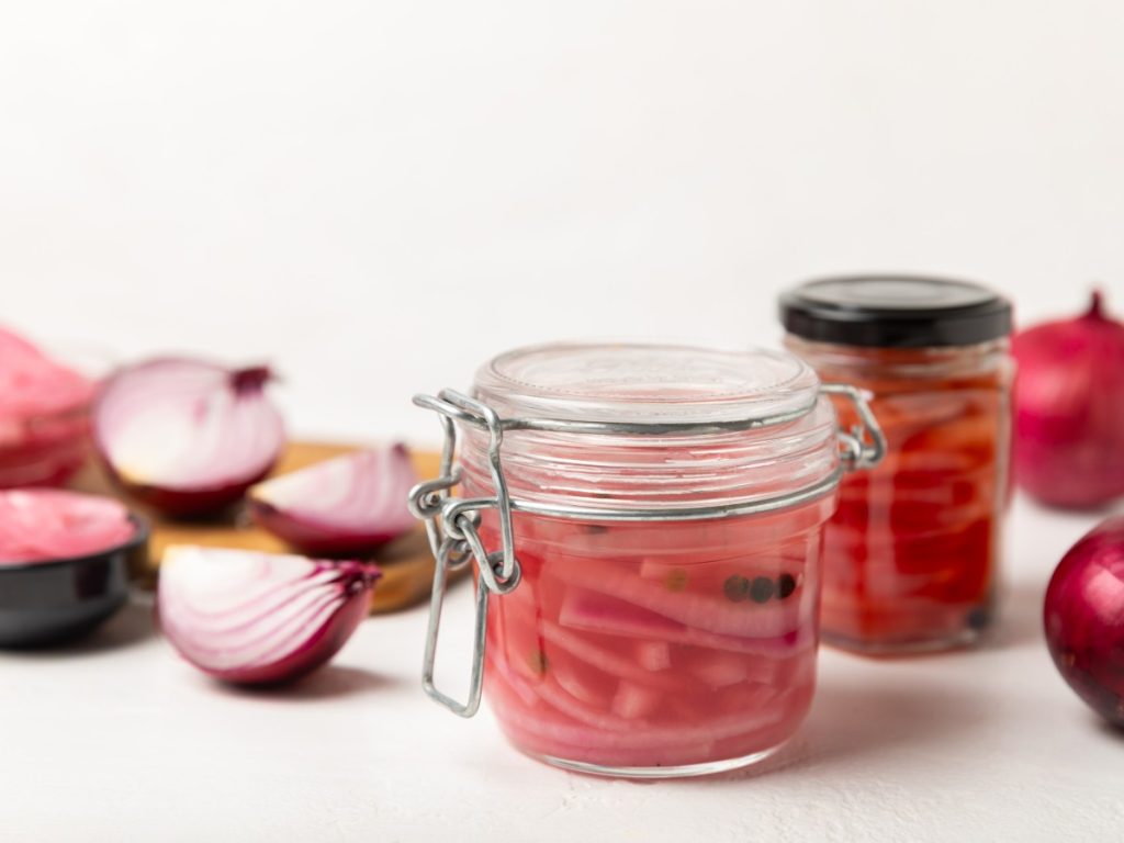La cebolla morada aporta frescura, color y un sabor más intenso, ideal para darle personalidad a preparaciones crudas o ligeramente cocidas.