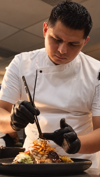 David Gutiérrez cuida cada detalle del emplatado, una parte clave de su propuesta gastronómica en Mizata.