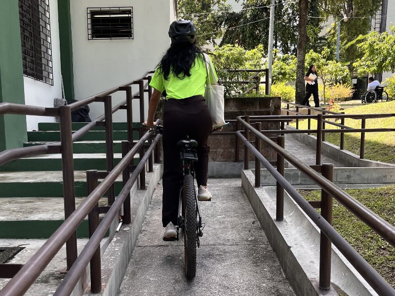 Jessica González, de Cicla 28, habló sobre las barreras sociales y de género que enfrentan las mujeres dentro y fuera de los espacios ciclistas. Foto: elsalvador.com.