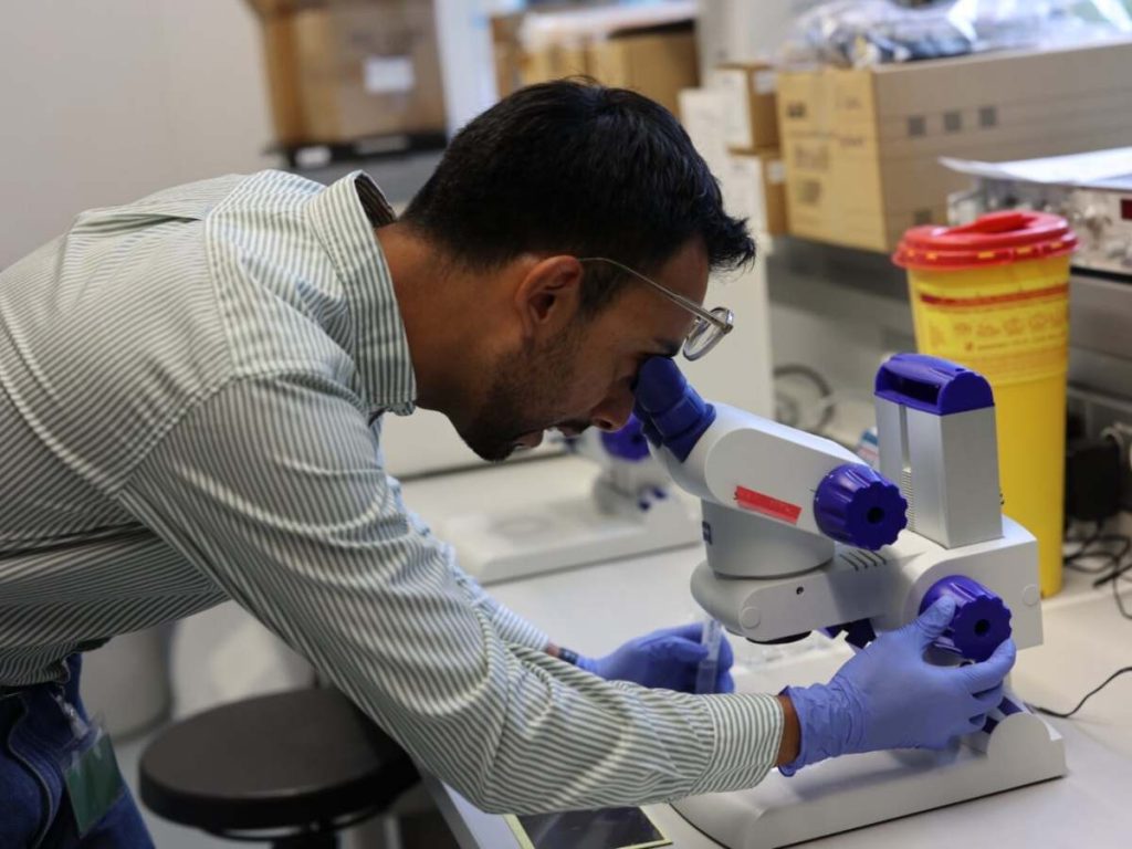 El científico salvadoreño Osvaldo Miranda continúa su carrera en Austria como investigador posdoctoral.
