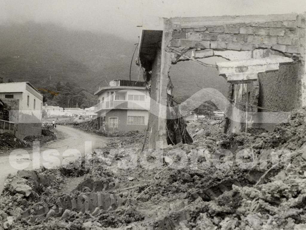 “La casa rosada”, que quedó intacta, sigue siendo el símbolo de la tragedia en la colonia Montebello, en San Salvador.