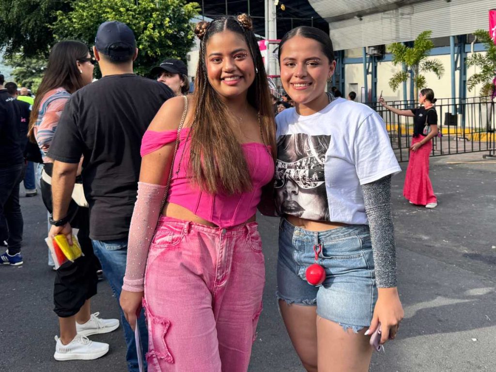 El show está programado para iniciar a las 5:30 p. m. y los fans comenzaron a ingresar al recinto desde las 2:00 p. m. Los boletos del sábado continúan siendo válidos para la nueva fecha.