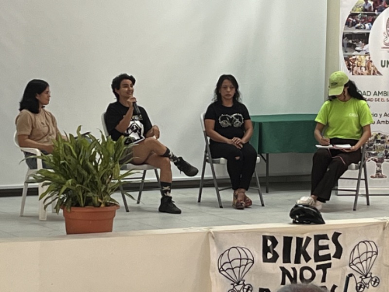 Mujeres ciclistas compartieron las barreras que enfrentan al movilizarse por las calles de El Salvador.