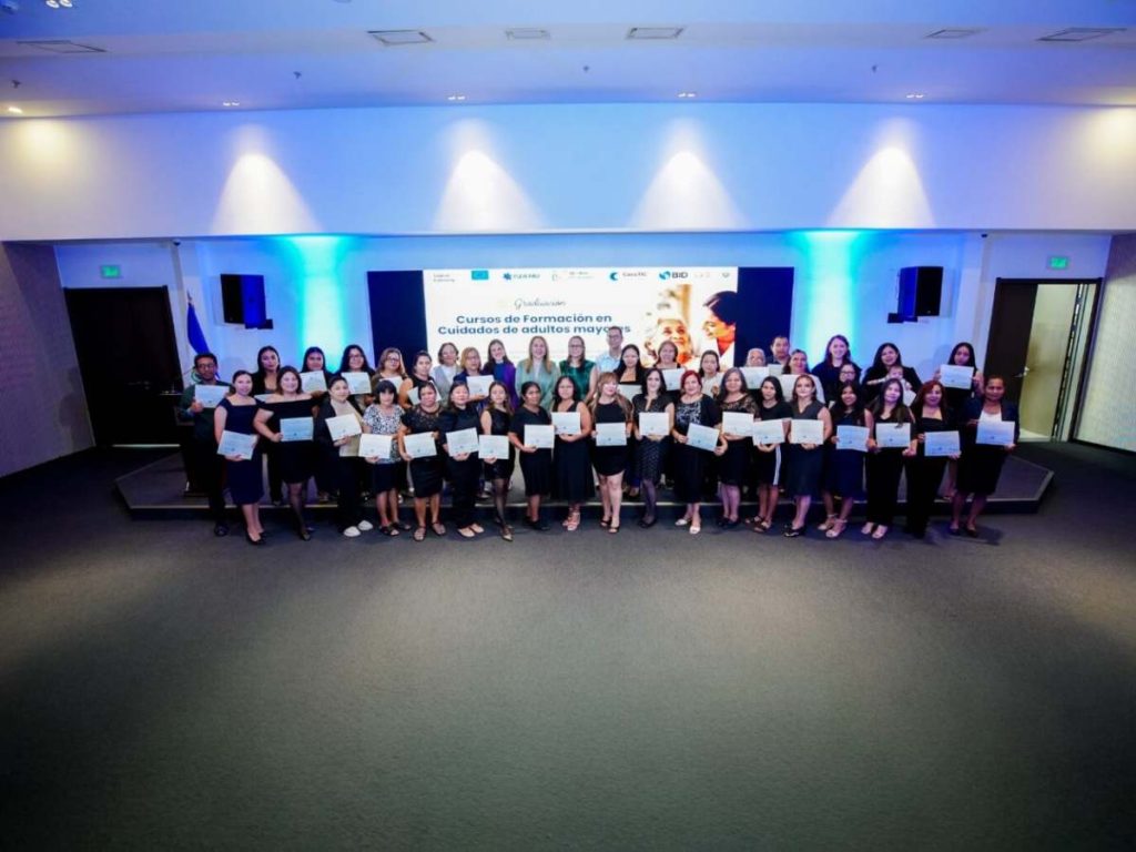 Un grupo de 38 cuidadores de adultos mayores recibió formación para profesionalizar sus servicios y fortalecer sus oportunidades laborales.