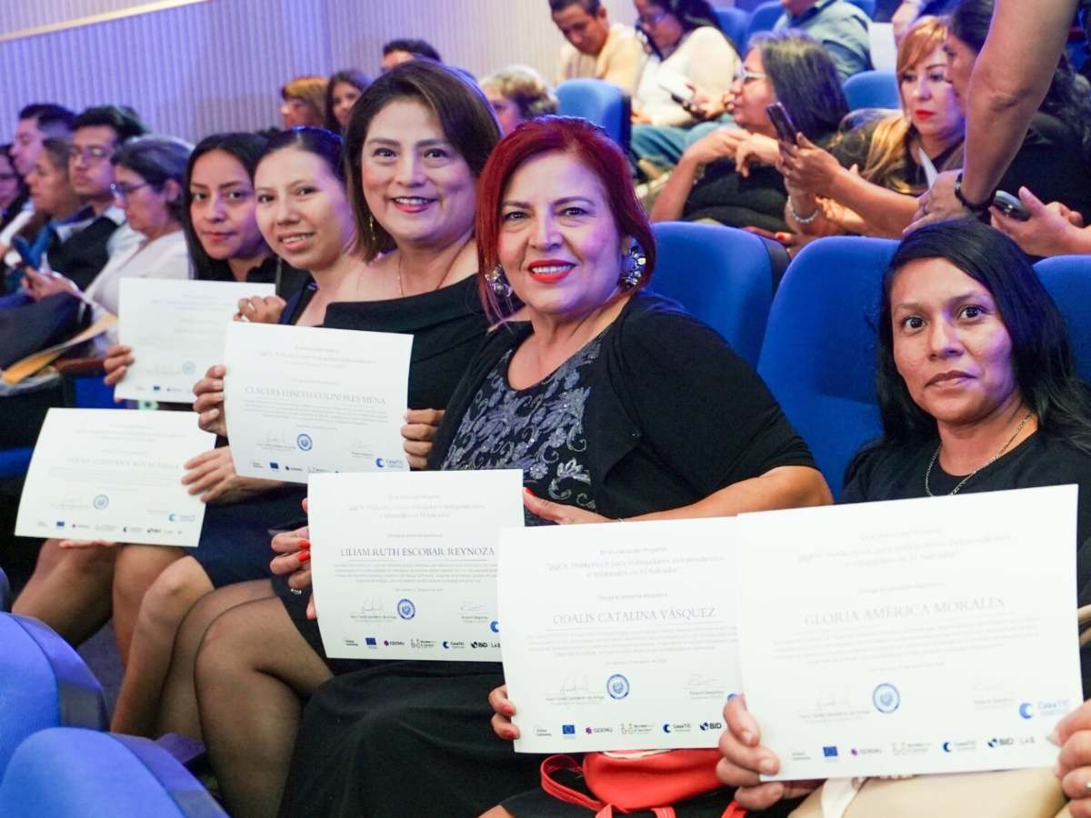 ¿Qué implica cuidar a un adulto mayor? Una labor que busca profesionalizarse en El Salvador. Foto/ Cortesía