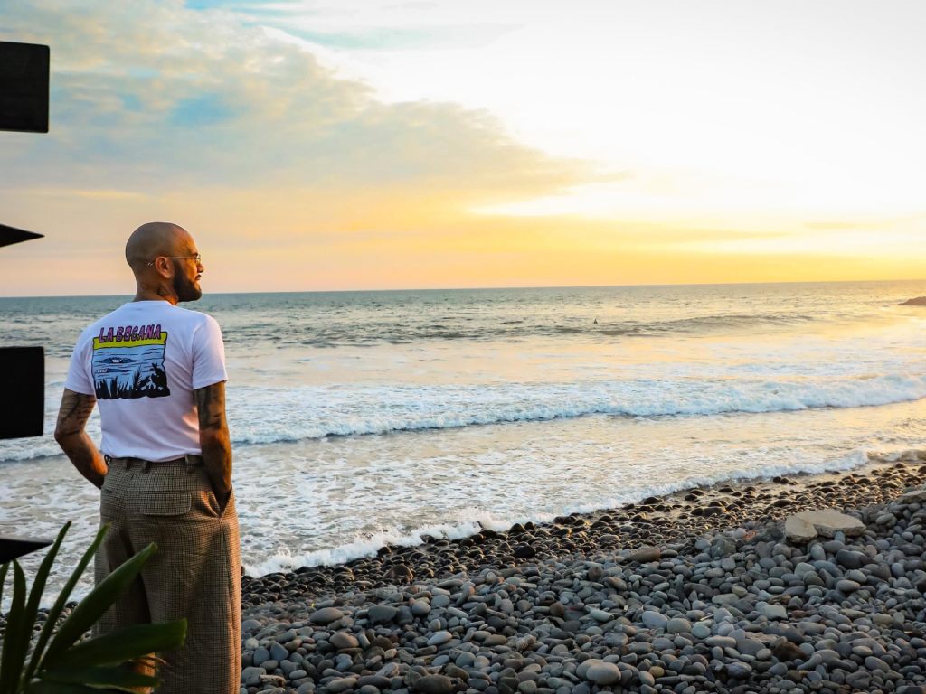 Dani Alves conoció playa El Tunco durante su visita al país. Fotografía/ Secretaria de Prensa
