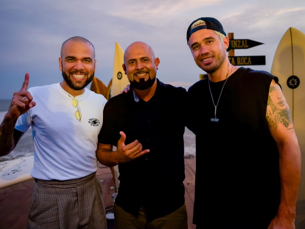 Dani Alves y Mr. Drip también compartieron durante su visita a playa El Tunco. Fotografía/ Secretaría de Prensa
