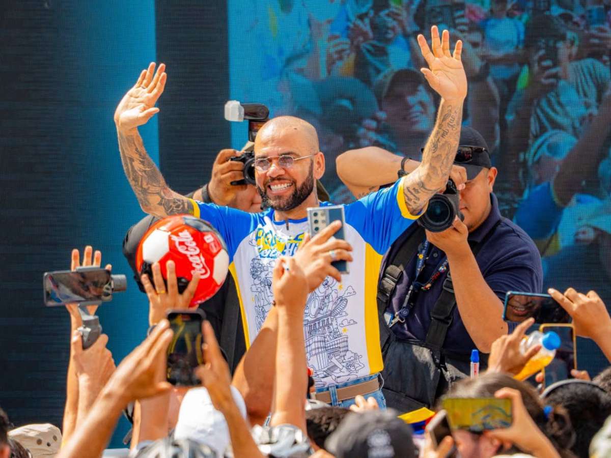 Dani Alves participó este domingo en la novena edición de la PedaleadaSV, realizada en San Salvador.