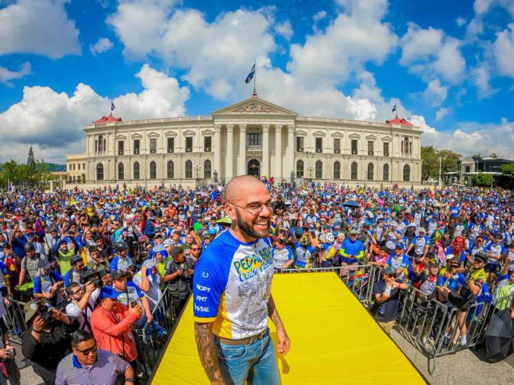 Dani Alves compartió con el público en el Centro Histórico de San Salvador durante su participación en la novena edición de la PedaleadaSV.