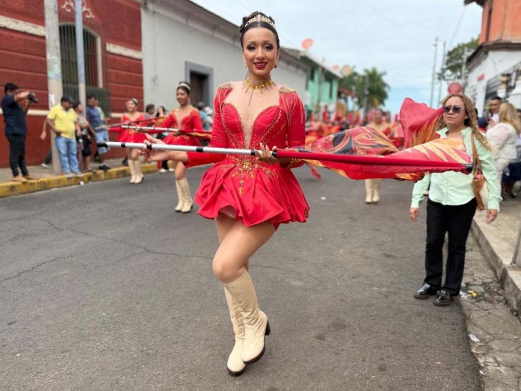 Estudiantes del Complejo Educativo Alejandro de Humboldt, en Ahuachapán Centro, llenaron de color y energía el desfile cívico del 15 de septiembre.