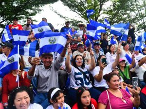Banderas, música y familias dieron vida a las fiestas patrias en El Salvador 🇸🇻