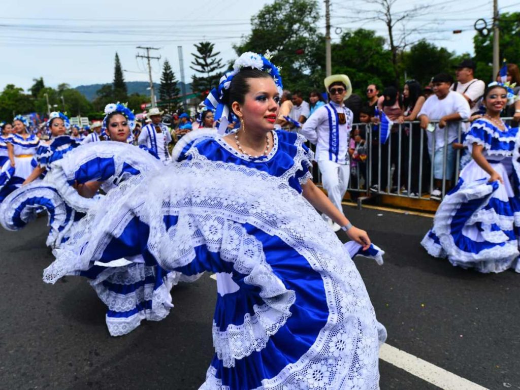El desfile del 15 de septiembre en San Salvador reunió danza, trajes tradicionales y colores patrios ante cientos de asistentes.