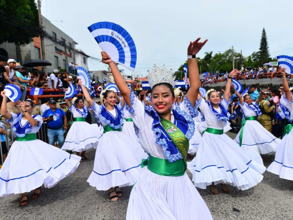 Los abanicos. Este accesorio aportó movimiento, color y un aire elegante a varias coreografías inspiradas en la tradición.