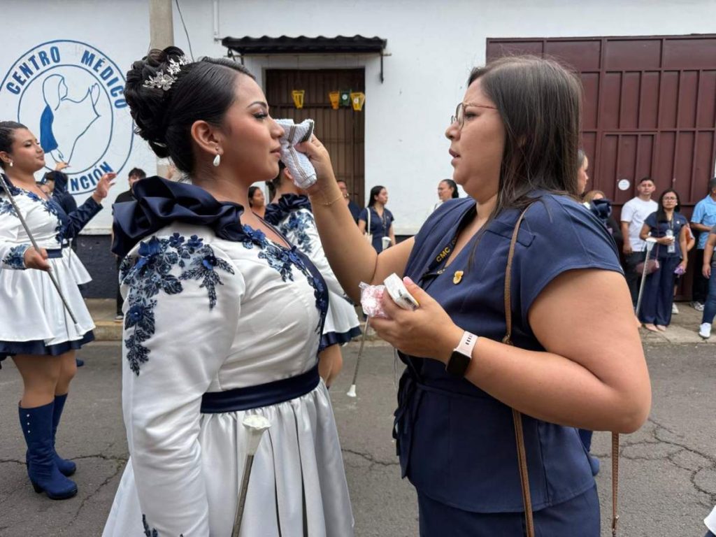 El acompañamiento de familiares y docentes fue clave para los estudiantes del Colegio Montecarmelo de Ahuachapán durante el desfile cívico.