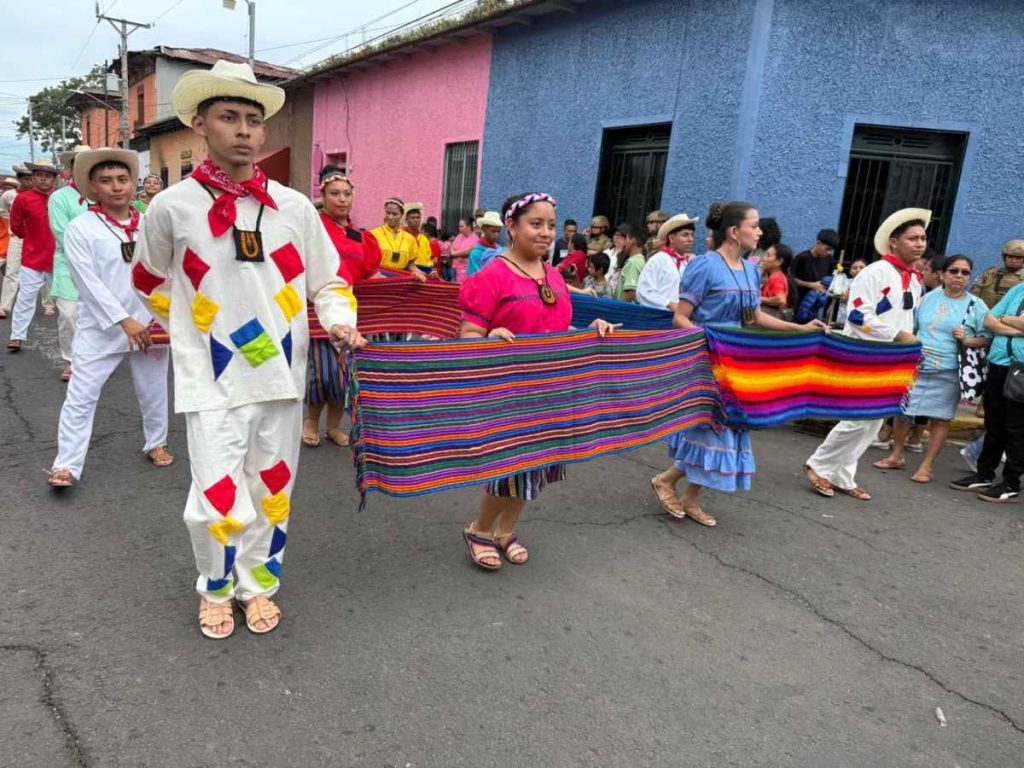 Estudiantes del Complejo Educativo Doctor Arturo Romero, en Ahuachapán Centro, destacaron con coloridos trajes tradicionales durante el desfile cívico.