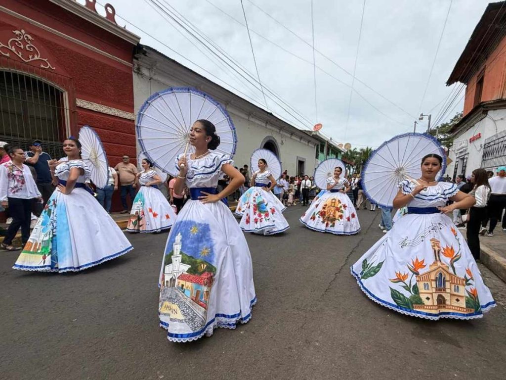 Estudiantes del Centro Escolar Católico San José de Ahuachapán Centro destacaron por sus vistosos vestuarios durante el desfile cívico del 15 de septiembre.