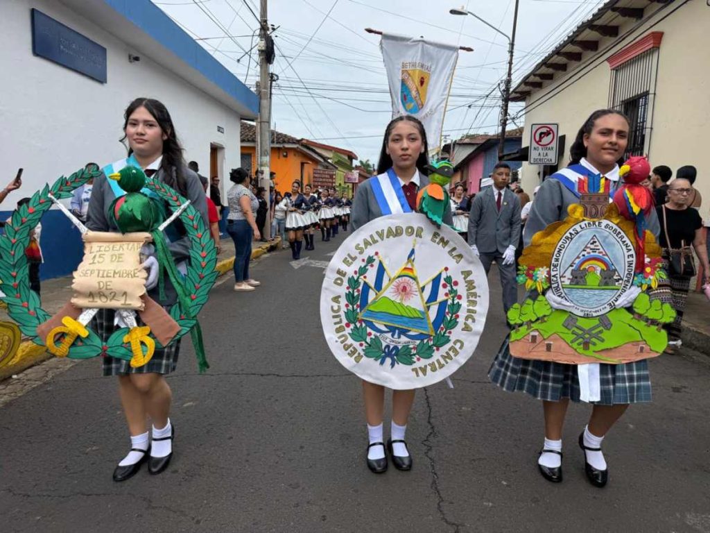 Los símbolos de Centroamérica. Escudos y referencias a Guatemala, El Salvador y Honduras recordaron que el 15 de septiembre conmemora la independencia centroamericana.