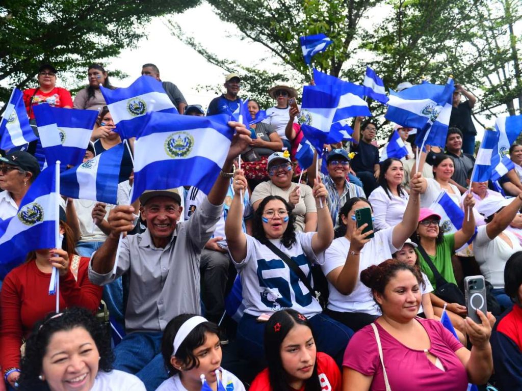 El desfile del 15 de septiembre se vive este martes en San Salvador con la participación de estudiantes, bandas y familias que conmemoran los 205 años de Independencia.