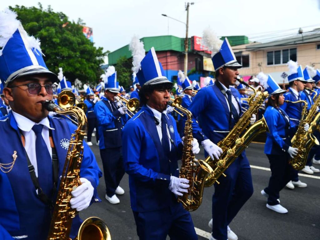 Los instrumentos relucientes. Saxofones, trompetas, trombones y otros instrumentos de viento lucieron pulidos y brillantes mientras marcaban el ritmo de la celebración.