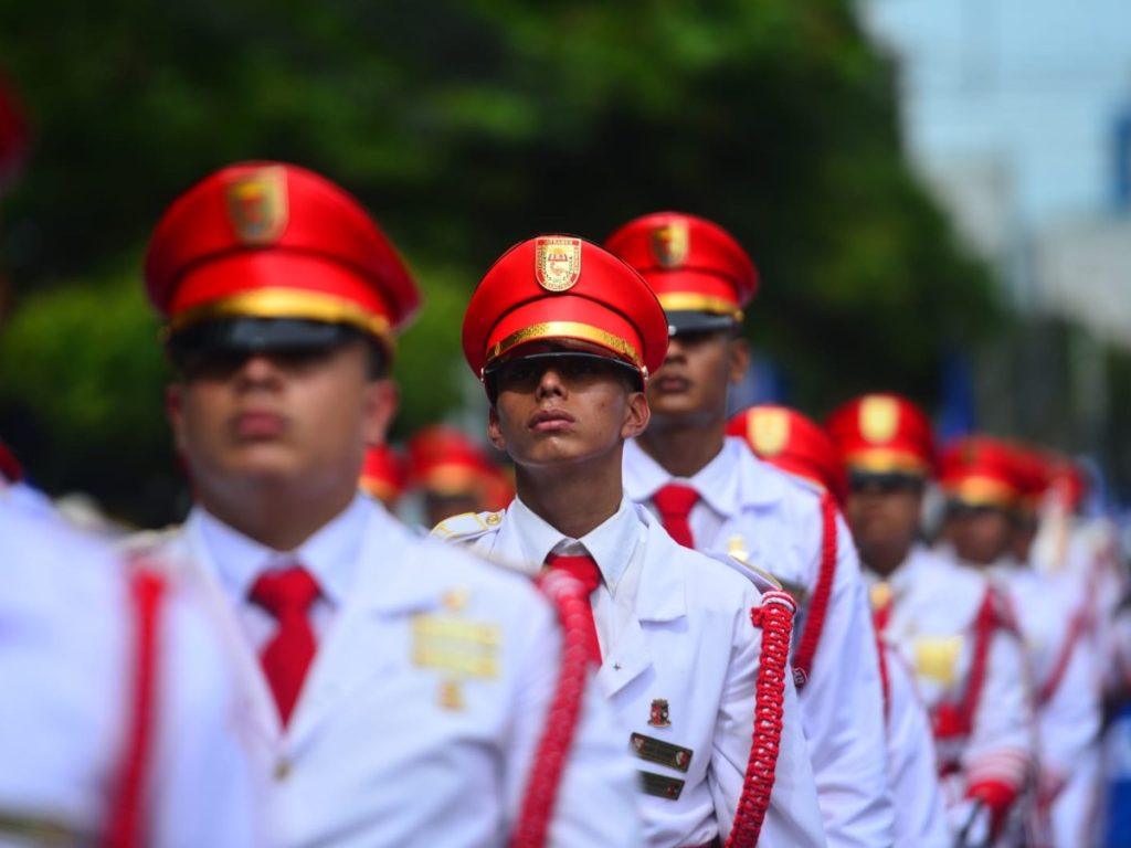 Los kepis. Impecables y llamativos, completaron el uniforme de muchas bandas y reforzaron la estética ceremonial de los desfiles.
