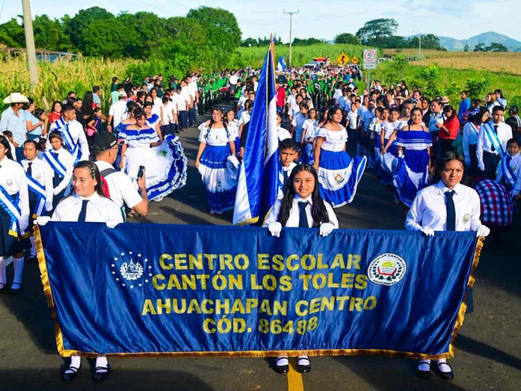 La calle de Los Toles, antes de tierra y lodo, fue pavimentada y señalizada; la obra beneficia a más de 4,000 familias de la zona.