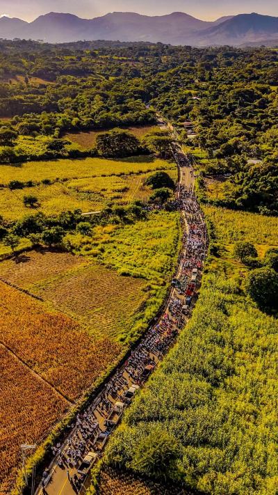 Niños, docentes y familias participaron en el tradicional desfile de independencia realizado en Los Toles, Ahuachapán Centro.