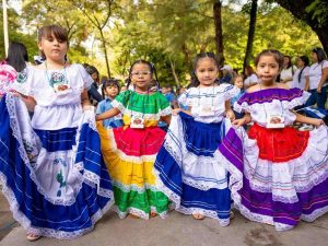 Niñas participan en las actividades de Primera Infancia realizadas en el Parque Cuscatlán.