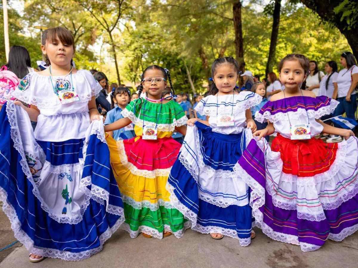 Niñas participan en las actividades de Primera Infancia realizadas en el Parque Cuscatlán.