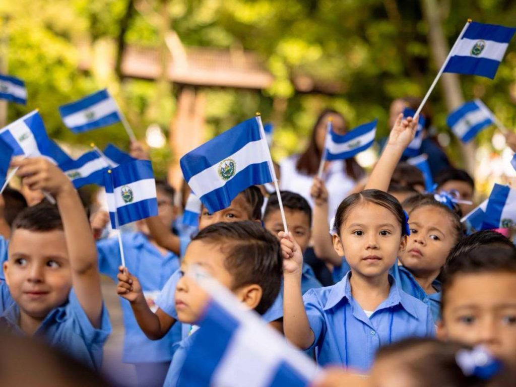 Niños de Primera Infancia celebran con banderas y actividades cívicas en el Parque Cuscatlán.