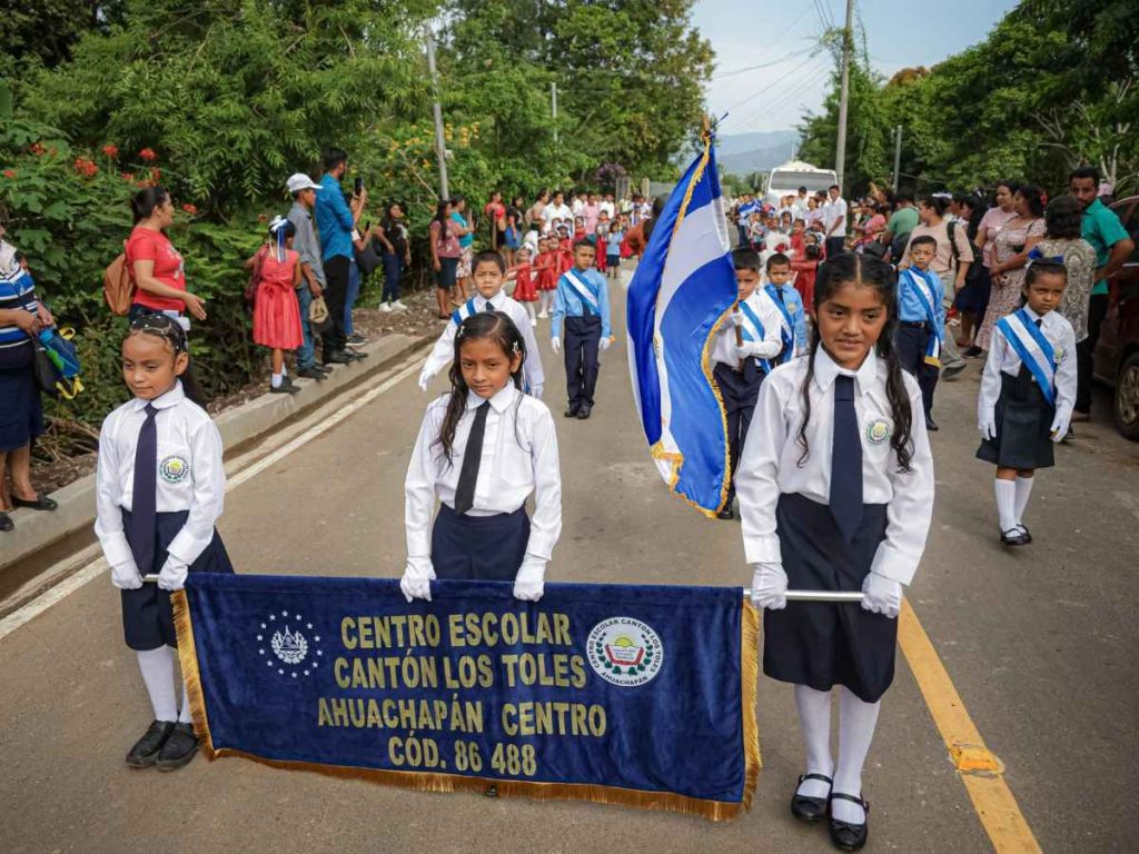 Estudiantes de parvularia y primer grado del Centro Escolar Los Toles participan en actividades cívicas.