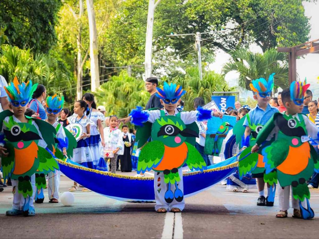 Niños de la Escuela de Educación Parvularia Quezaltepec representan al ave nacional durante el desfile en Santa Tecla.