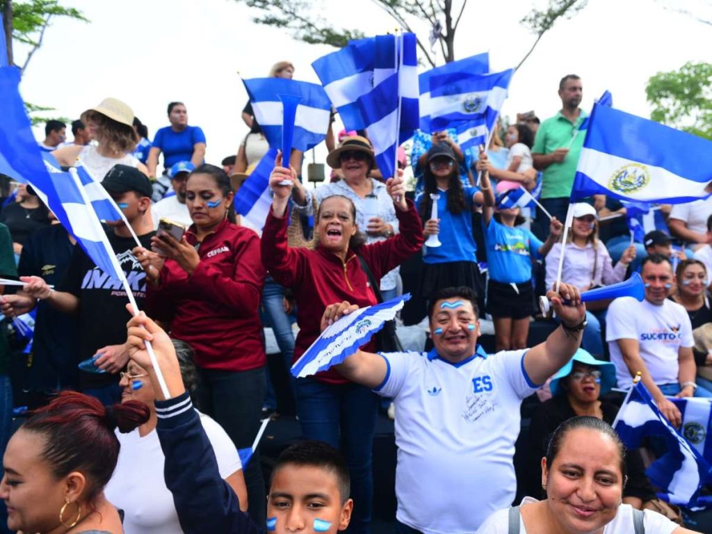 Los más patriotas. No faltaron quienes llegaron con bandera azul y blanco, camisetas alusivas y toda la actitud para acompañar el desfile desde las calles.