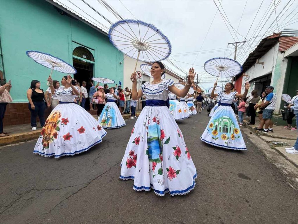 Las sombrillas. Más que un accesorio, se integraron al vestuario y a las coreografías para dar mayor movimiento a las presentaciones.