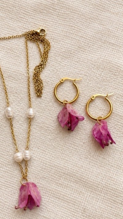 Juego de joyería con pétalos de veranera encapsulados en resina, una propuesta de Dieciséis Nuditos que convierte la naturaleza en accesorios únicos.