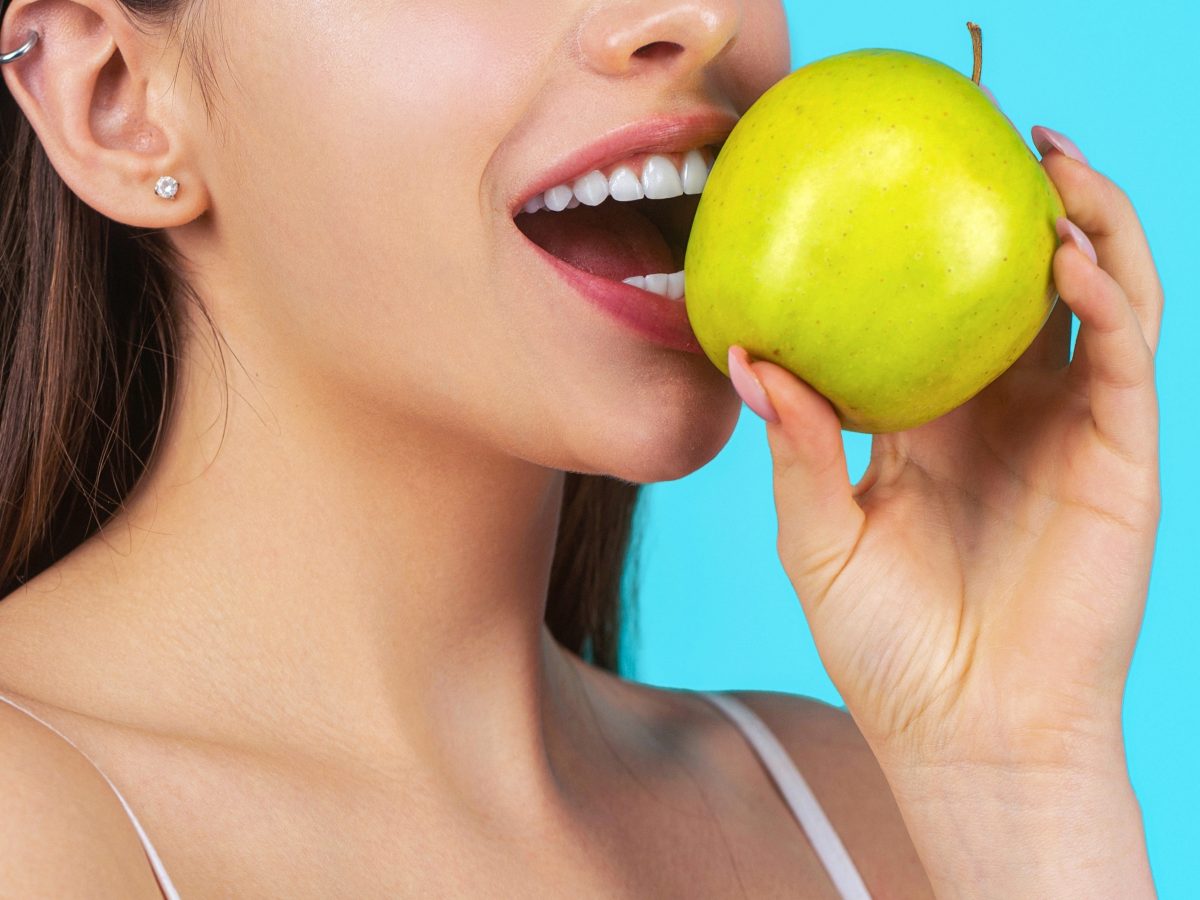 Elegir frutas enteras y otros alimentos poco procesados puede ayudar a cuidar el equilibrio del microbioma oral y la salud de dientes y encías.