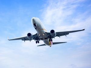 El Salvador busca fortalecer conexión aérea con Canadá y atraer más turismo e inversión