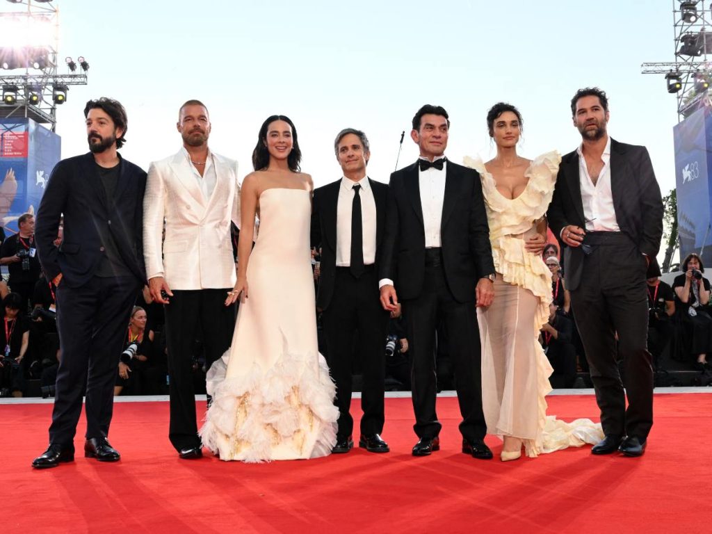 De izquierda a derecha, Diego Luna, Ricky Martin, Esmeralda Pimentel, Gael García Bernal, Jorge Salinas, Débora Nascimento y Manuel García Rulfo asistieron a la alfombra roja del Festival de Cine de Venecia.