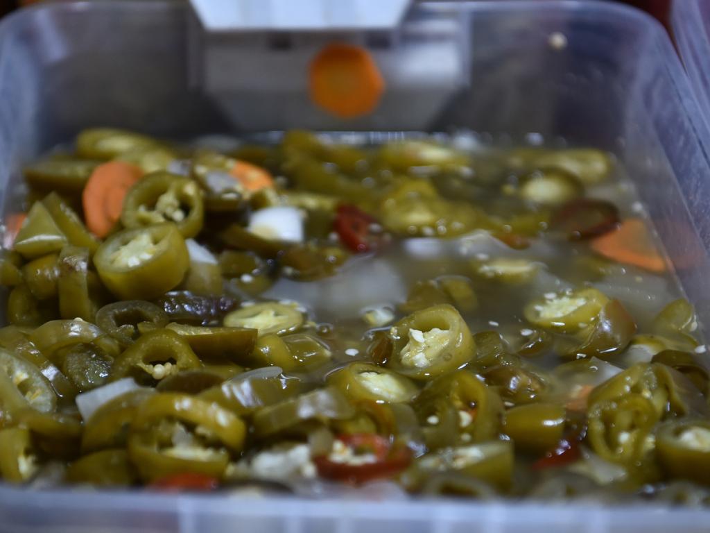 En Encurtidos Letona, los chiles jalapeños son una de las variedades favoritas para acompañar pupusas o frijoles.